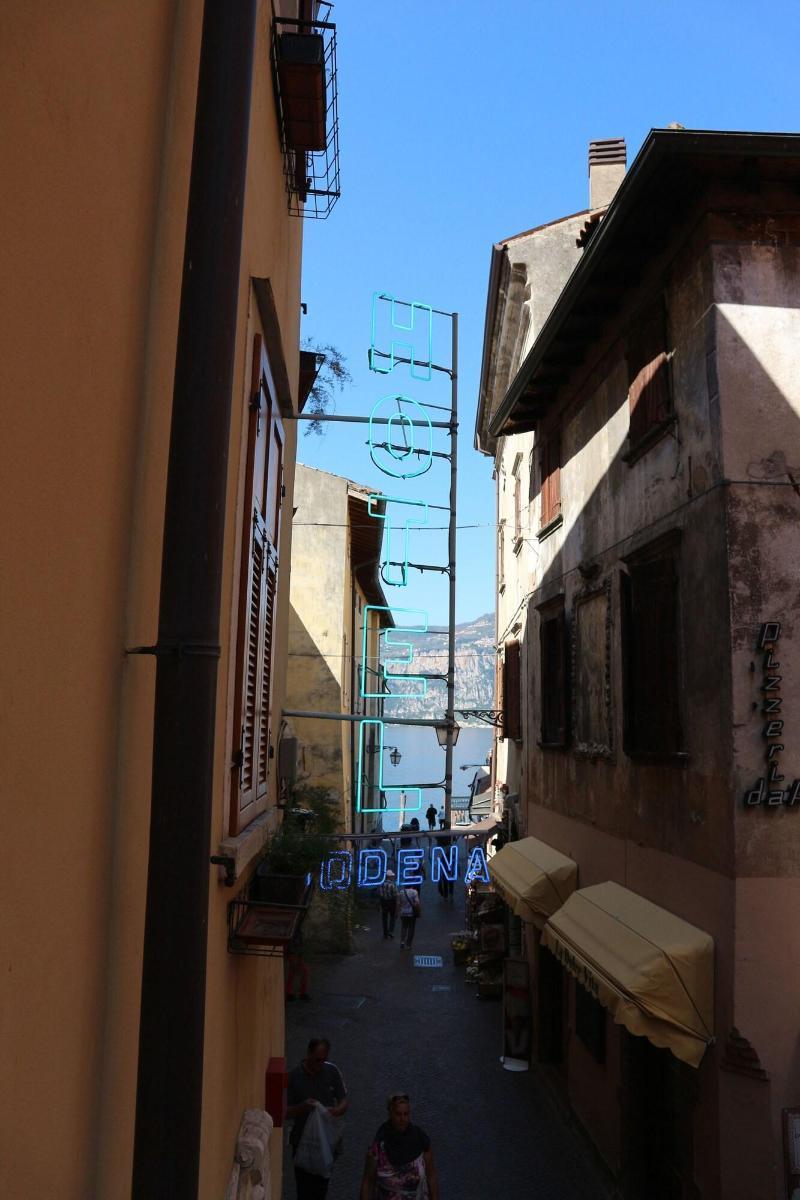 Hotel Modena Old Town Мальчезине Экстерьер фото