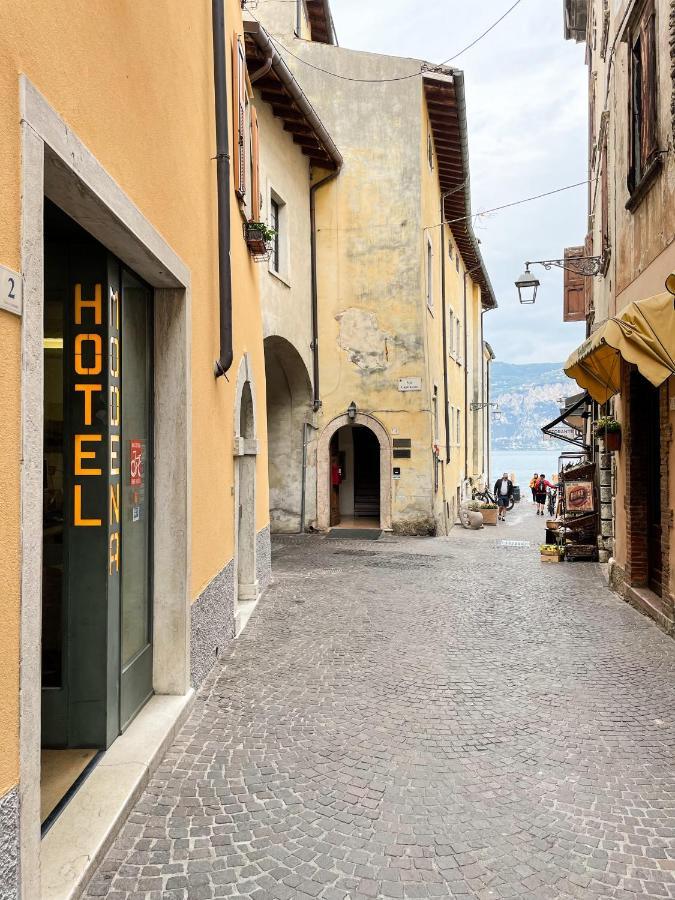 Hotel Modena Old Town Мальчезине Экстерьер фото