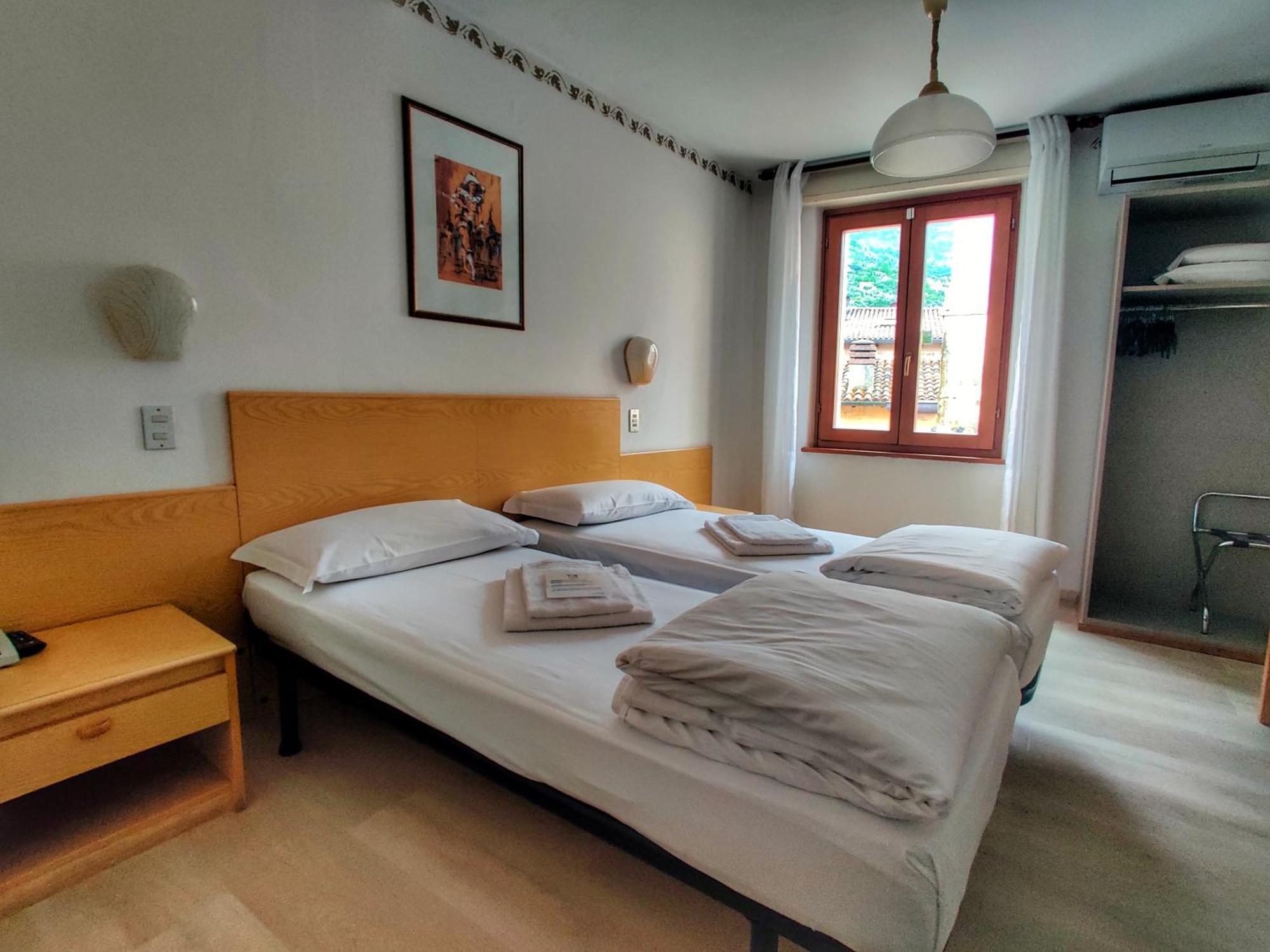 Hotel Modena Old Town Мальчезине Экстерьер фото