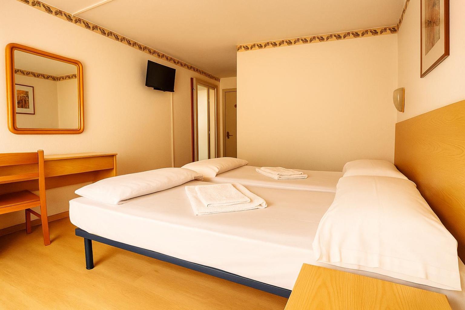 Hotel Modena Old Town Мальчезине Экстерьер фото