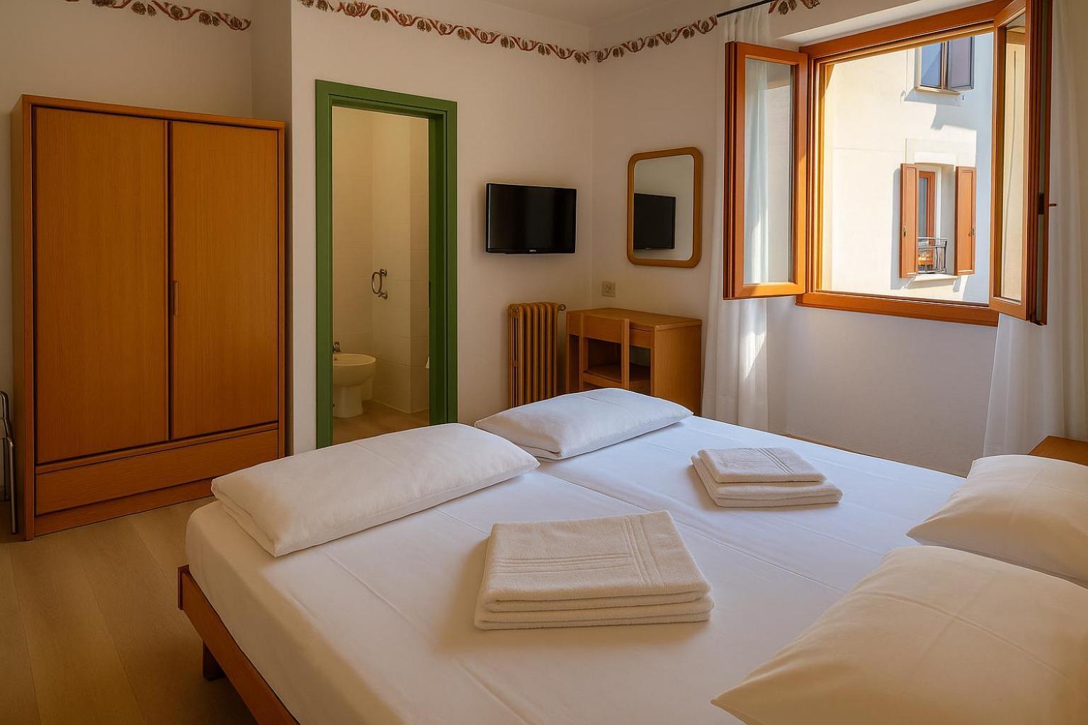 Hotel Modena Old Town Мальчезине Экстерьер фото