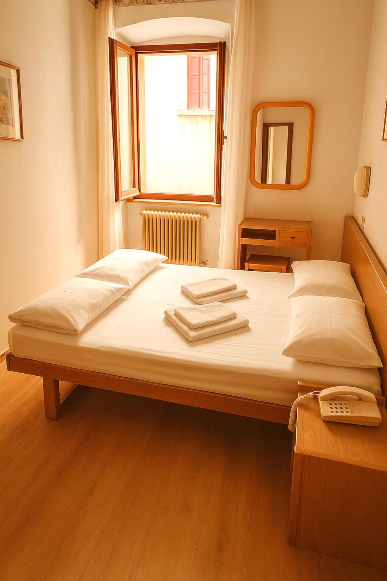 Hotel Modena Old Town Мальчезине Экстерьер фото