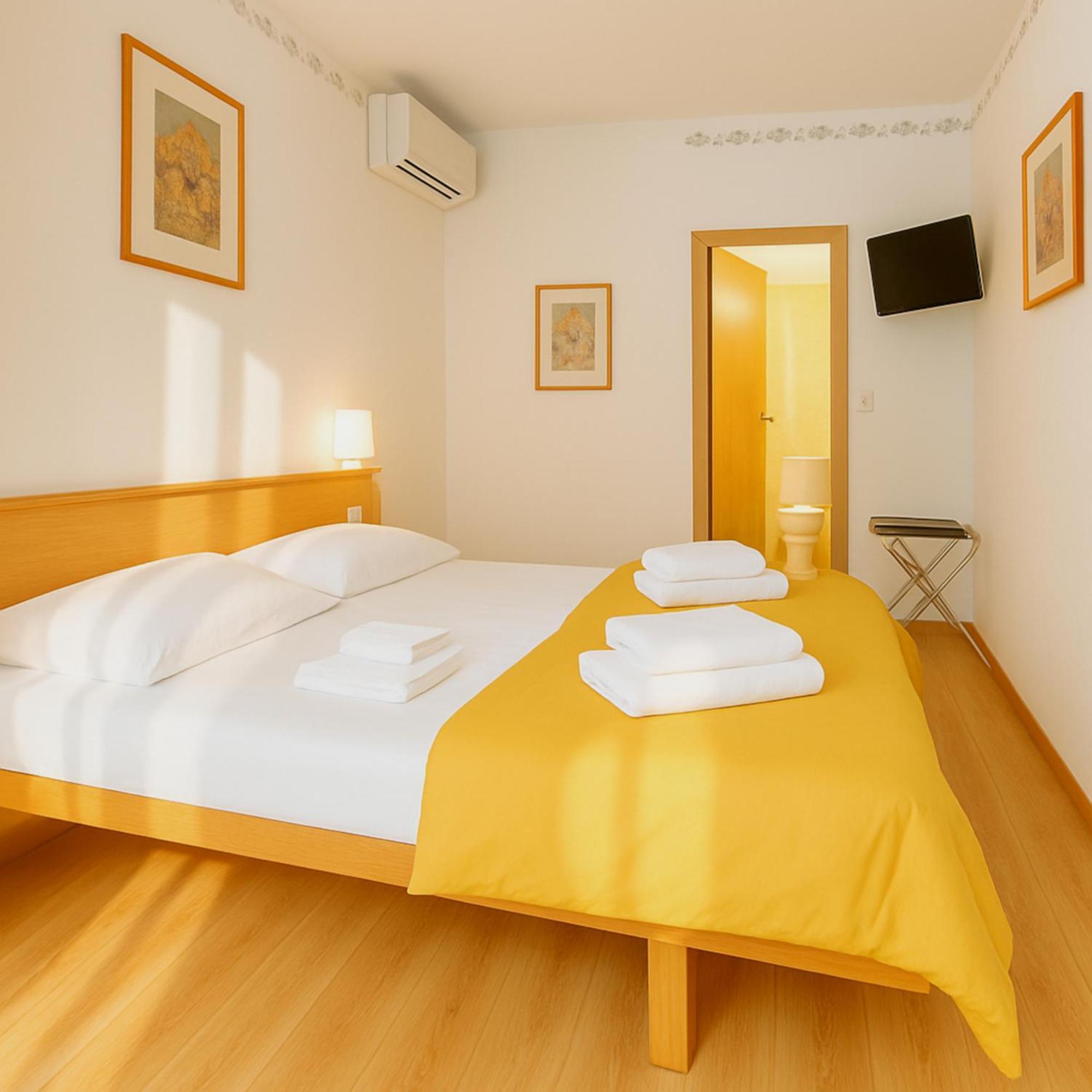 Hotel Modena Old Town Мальчезине Экстерьер фото