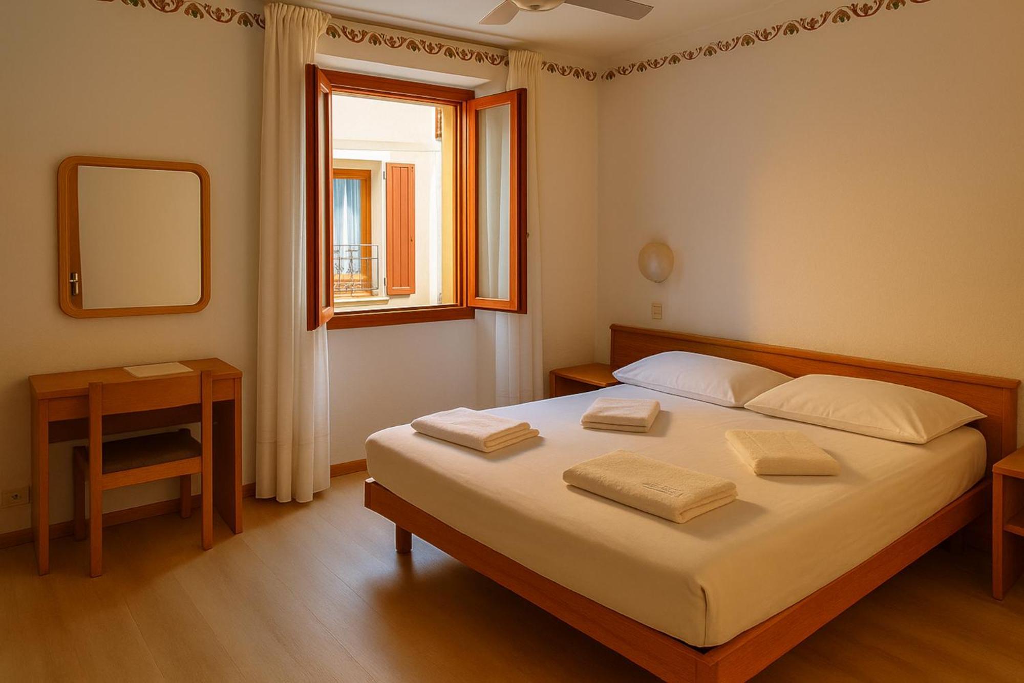 Hotel Modena Old Town Мальчезине Экстерьер фото