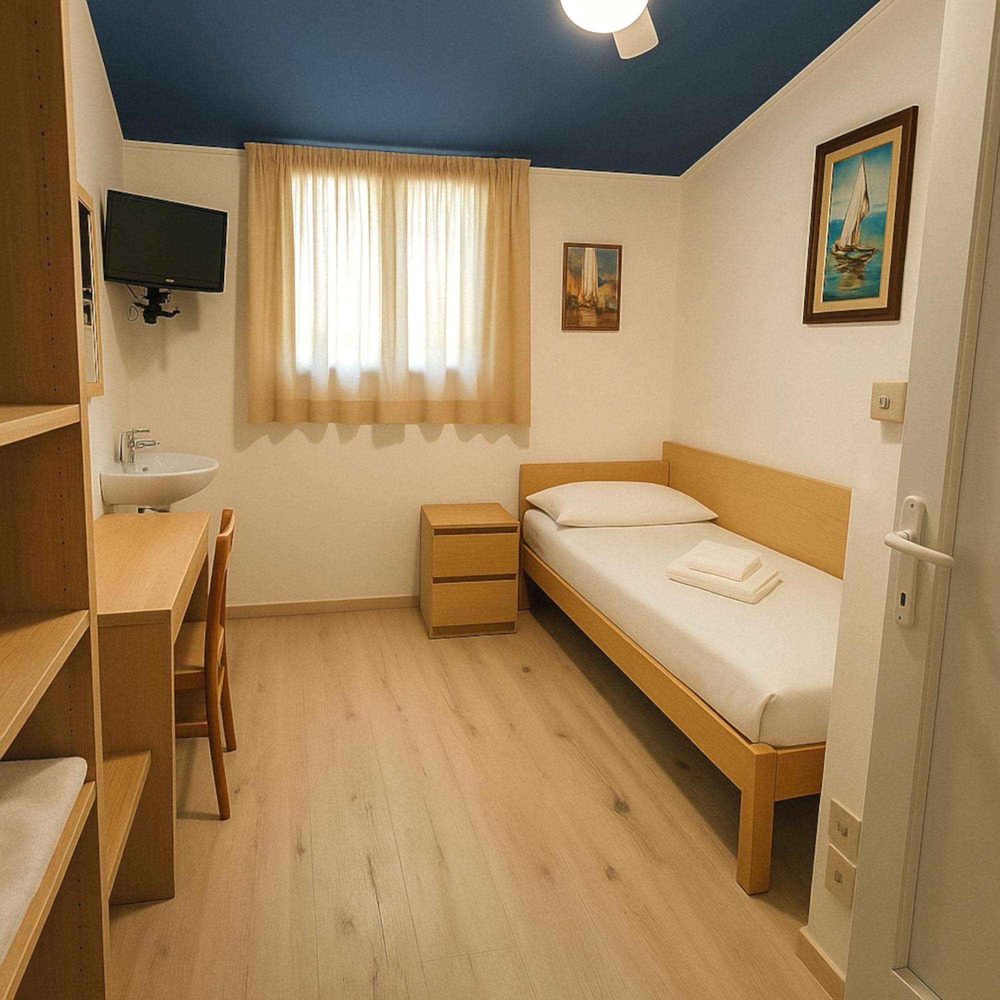 Hotel Modena Old Town Мальчезине Экстерьер фото