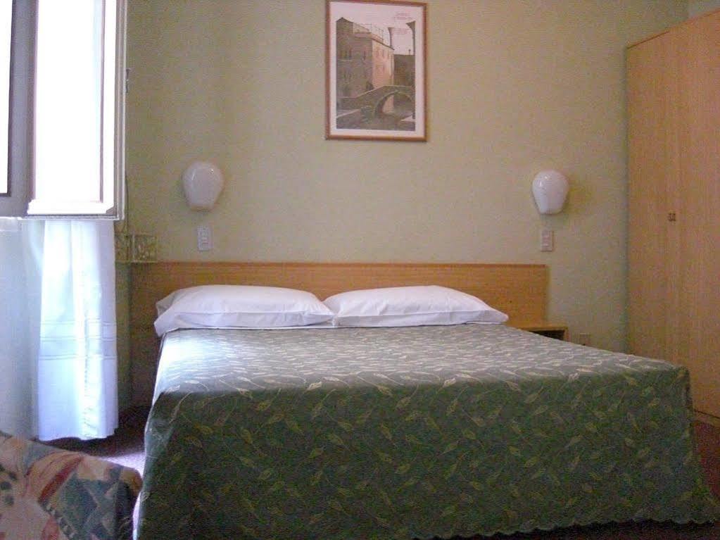 Hotel Modena Old Town Мальчезине Экстерьер фото