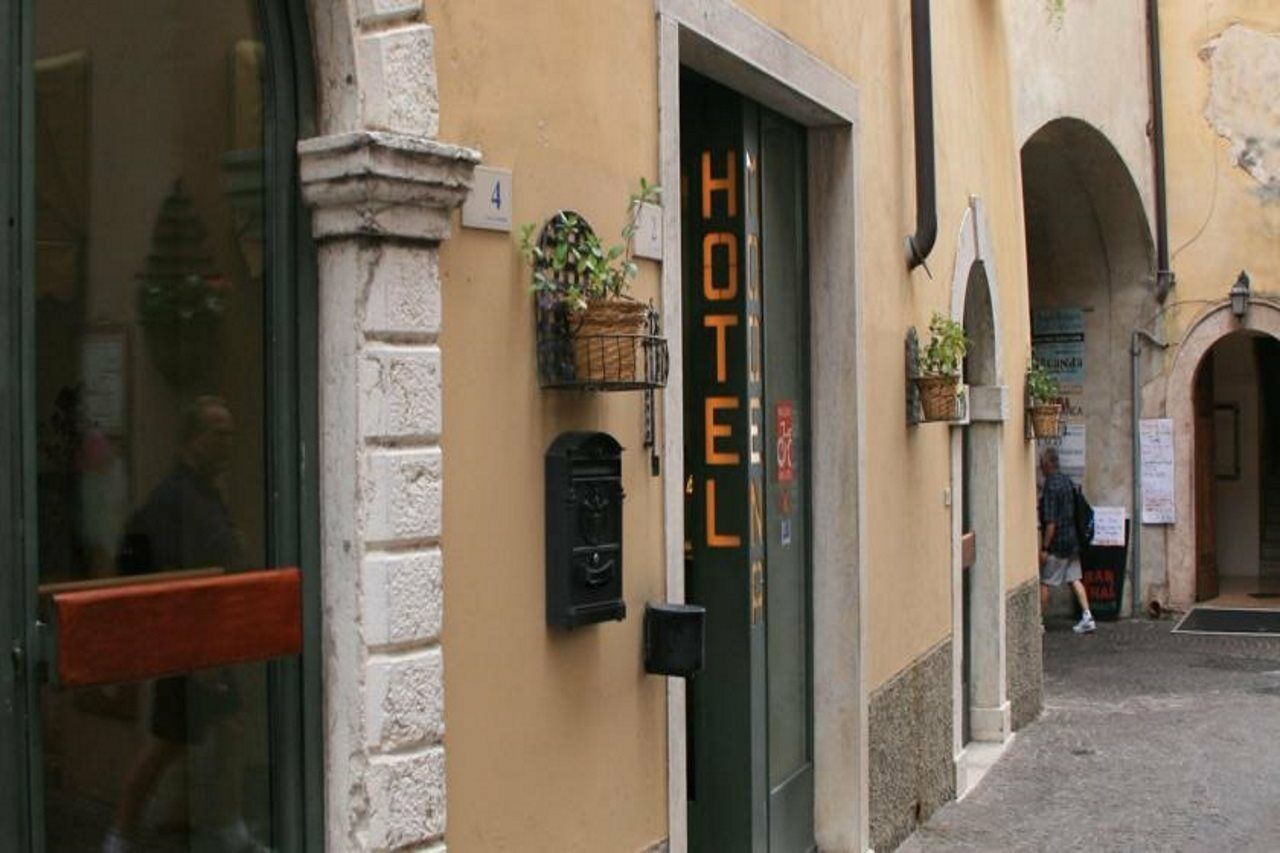Hotel Modena Old Town Мальчезине Экстерьер фото