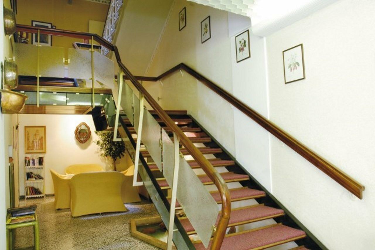 Hotel Modena Old Town Мальчезине Экстерьер фото